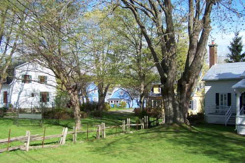 Maisons dans le vert de la nature à Saint Laurent