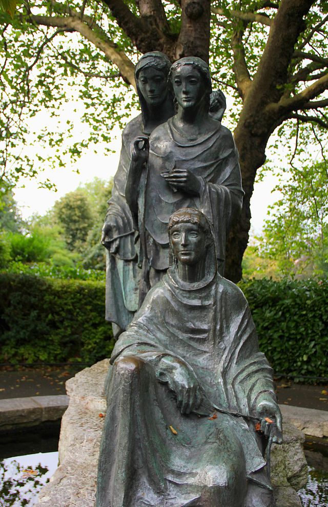Les 3 divinités dans un parc de Dublin (photo de J.-H. Janßen)