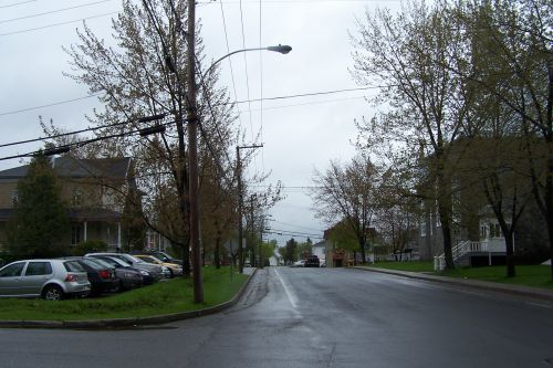 c) La rue de l ' école de Saint Isidore