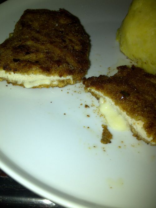 Poulet façon cordon bleu  et écrasé de pomme de terre coeur fromage coulant