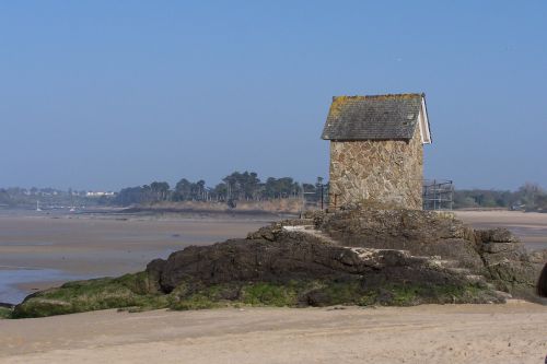 La chapelle sur la plage 