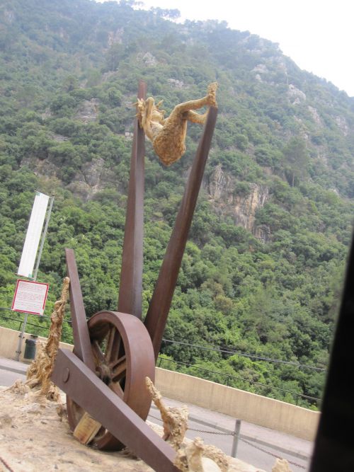 statue a entrée de la grotte supérieure