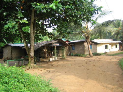 RÉGION COMMUNAUTAIRE D'ÉLOMBO CAMPO (ROCHER DU LOUP) : Une vue du quartier Djaho à Ébodjé Campo, avec au fond le musée maritime d'Ébodjé. Campo Cameroun