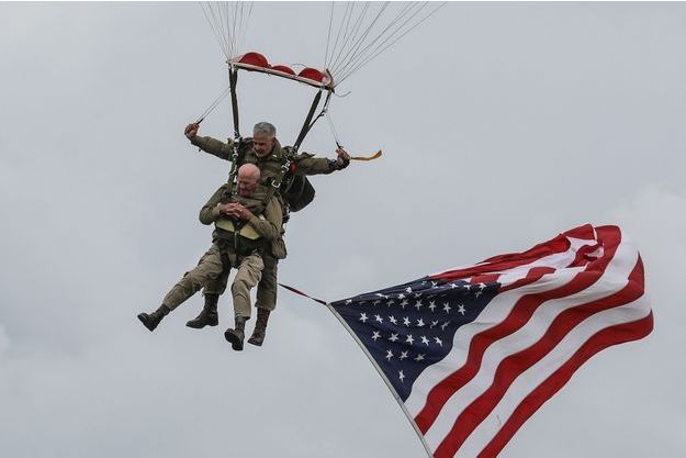 A-97-ans-le-veteran-de-la-guerre-Tom-Rice-a-de-nouveau-saute-en-parachute.jpg