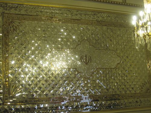 Mosaïque de miroirs dans l'escalier d'honneur