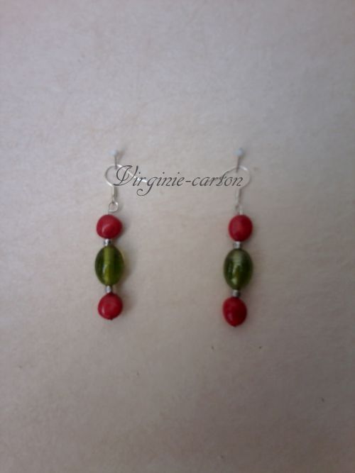 Boucles d'O. perle olive semi-précieuse verte et perle corail