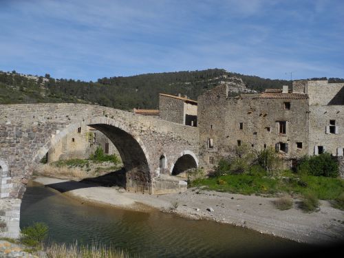 Pont menant à la partie médiévale du village
