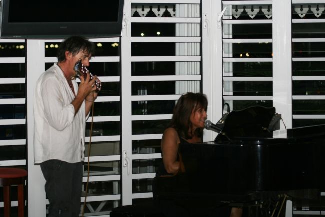 Katy Mangano en concert au Beach Plaza avec Jacky à l'accordéon