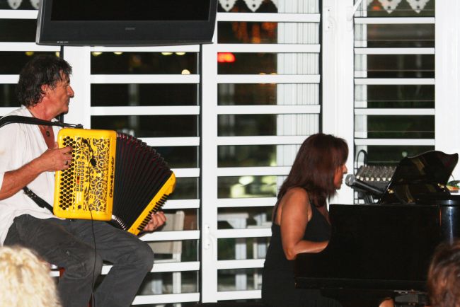 Katy Mangano en concert au Beach Plaza avec Jacky à l'accordéon 2