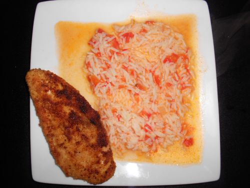 riz à la tomate et escalope de poulet pané