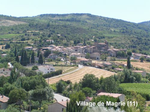 Le village de Magrie (11), au milieu des vignes et des garrigues