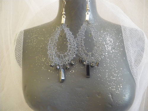 boucles fil gris lurex et perles.JPG