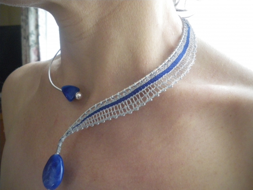 vue de profil collier rigide bleu roy perle.JPG