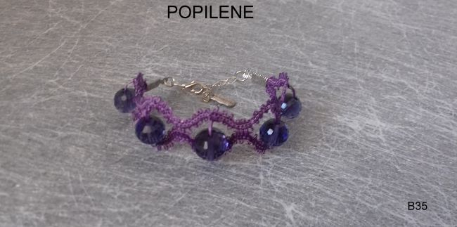 bracelet réalisé avec du fil de coton et ses perles de rocailles