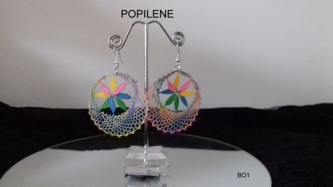 Anneaux boucles d'oreilles en fil de coton multicolore et points d'esprit