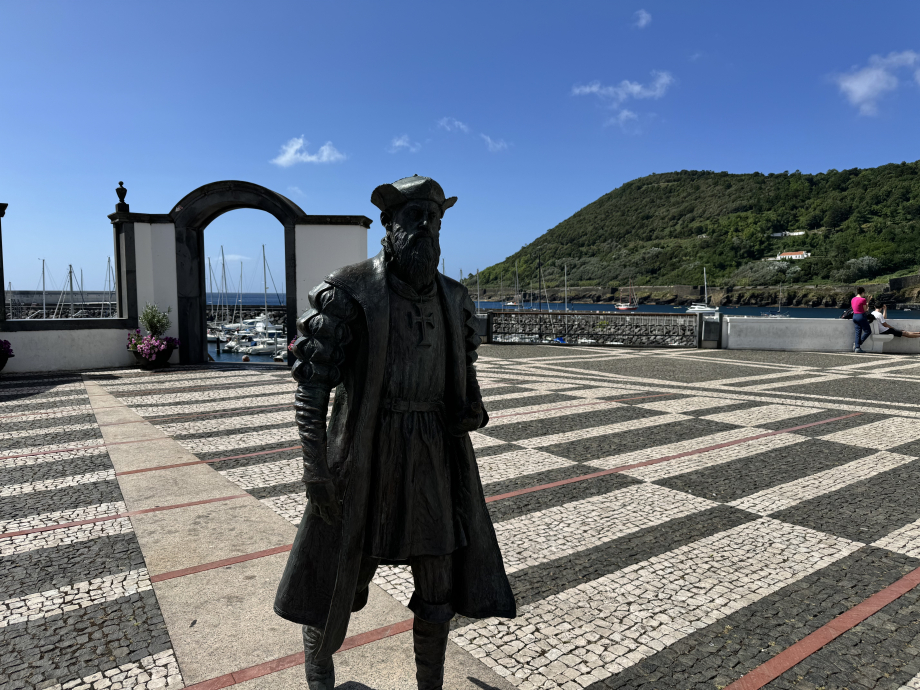 à Angra : une statue grandeur nature de Vasco de Gamma