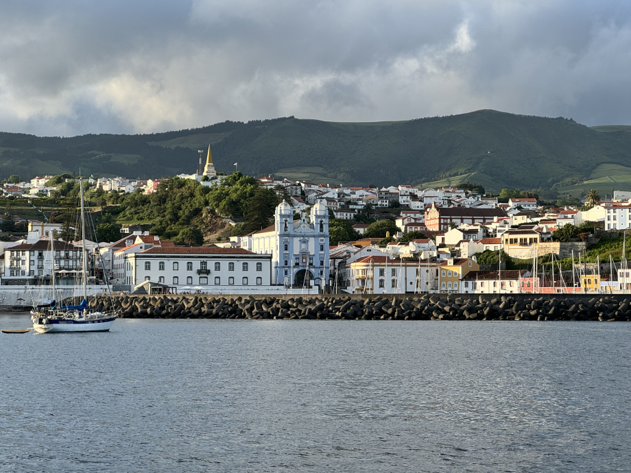 Zerø au mouillage devant Angra sur l'île de Terceira