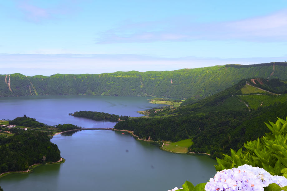 Vue sur le Lagoa do Fogo sur l'île de São Miguel dans les Açores : un lac situé dans le cratère d'un volcan du massif Agua de Pau dans lequel l'équipage a piqué une tête.