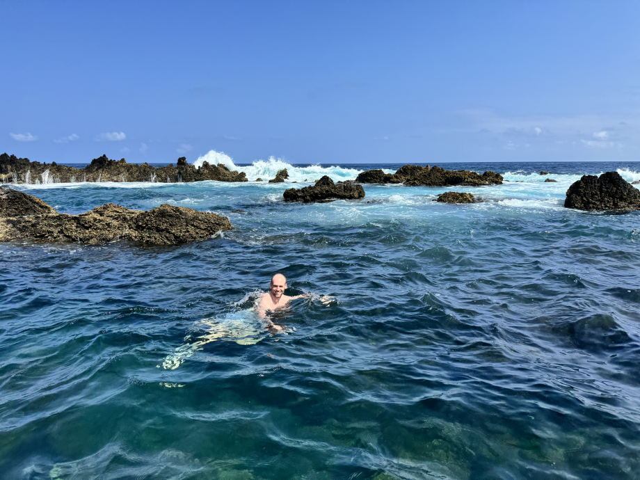 Baignade dans des piscines naturelles fermées par des coulées de lave.