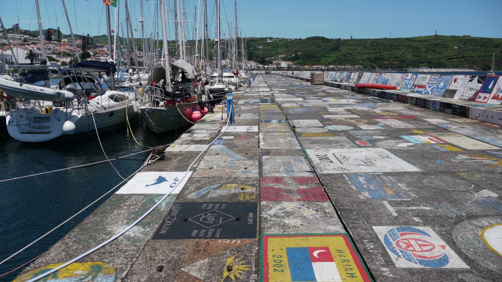 La tradition veut que tout les bateaux de passage laissent un dessin sur le sol du port. Si bien que tout le port est recouvert . Certains sont très beaux.
