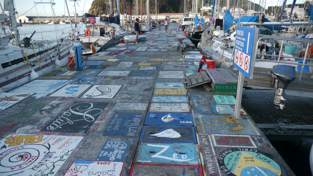 zero au ponton a Horta en 2012, avec notre dessin en premier plan. + celui de Matins bleus ( 2006)  et celui de zed (2006)