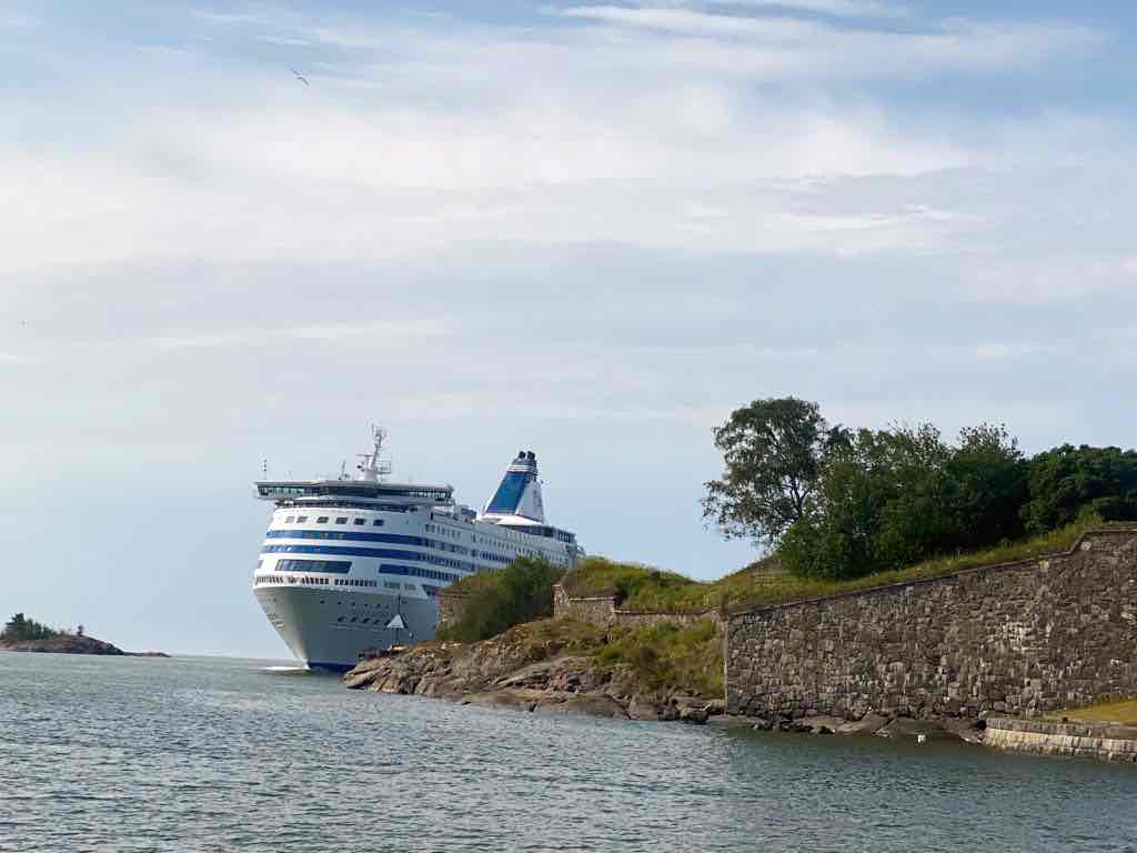 vigilance requise pour la sortie du port de Helsinki, le long de la forteresse Suomenlinna,  par un chenal étroit régulièrement emprunté par des mastodontes des mers!