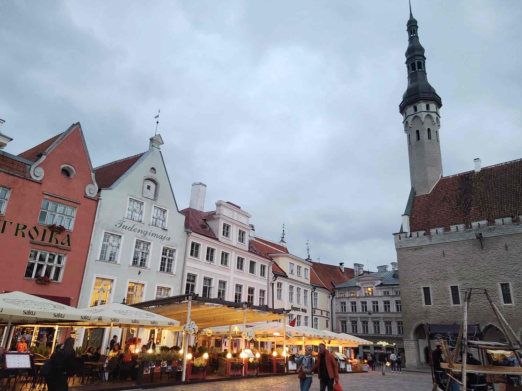 sympathique soirée dans le centre de Tallinn qui a miraculeusement échappé aux bombardements de la seconde guerre mondiale.
