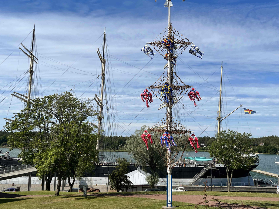 Amarrage aux pieds du Pommern, l’un des tout derniers clippers, qui a navigué jusqu’en 1939. Visite passionnante.