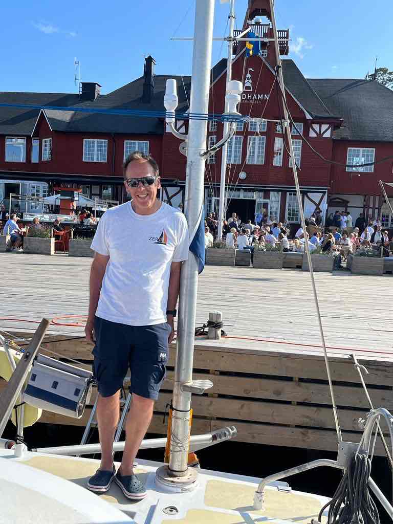 Sandhamn, haut lieu du yachting suédois, surnommée « la Cowes du Nord », est devenue très populaire depuis la série « meutres à Sandhamn ». Zerø y avait la place d’honneur !