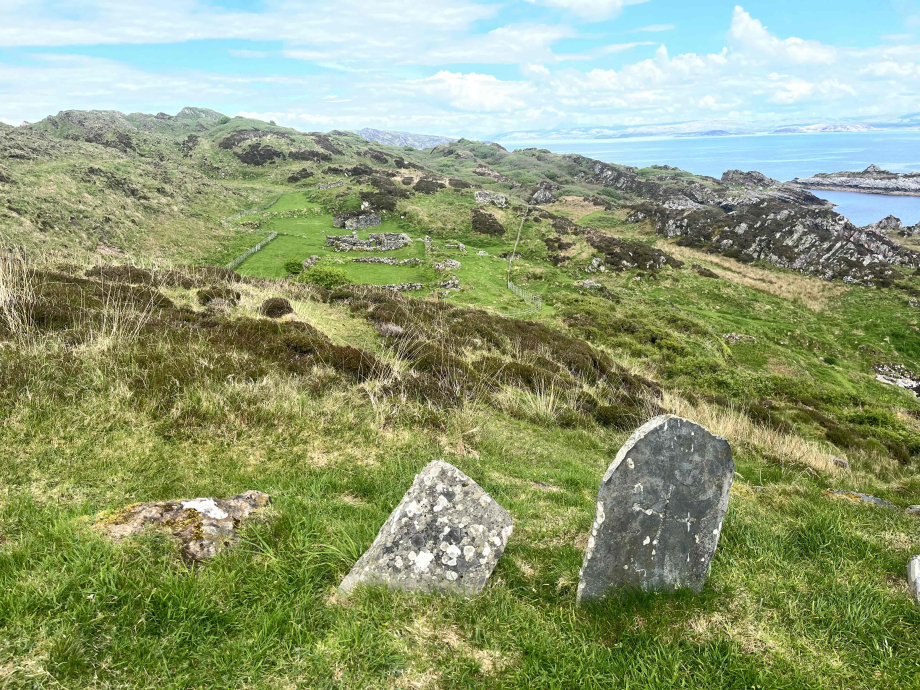 C’est aussi un des lieux du christianisme celtique primitif avec des tombes ancienne dont une serait celle d’Eithne, mère de St Colomba (7e siècle !). Il y a aussi les ruines d’une chapelle. C’est là que se joue la scène finale du roman !