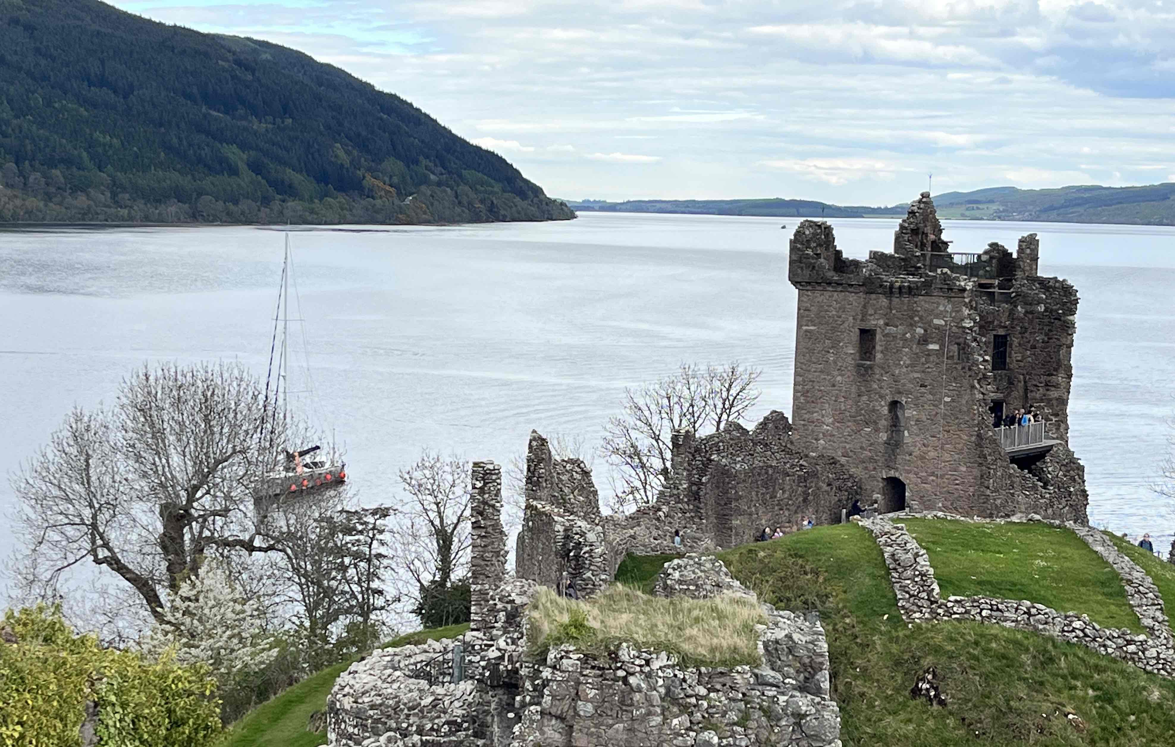Zerø au pied d’Urquart Castle dans le Loch Ness. « L’eau était noire. L’eau noire du loch ness ». Le premier du mystérieux réseau des châteaux forts écossais.