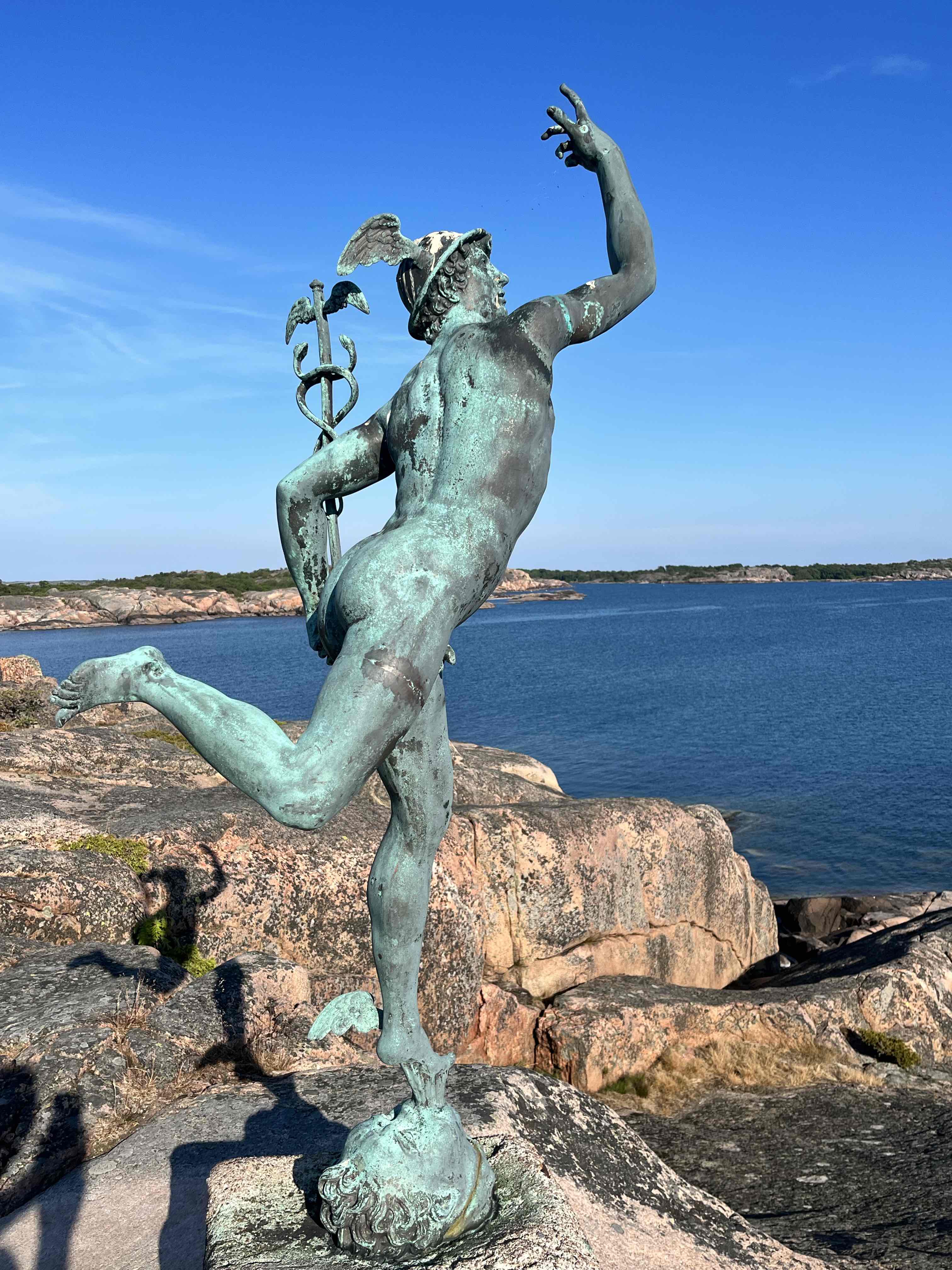statue de Mercure et granit rose, caractéristiques de cette île.