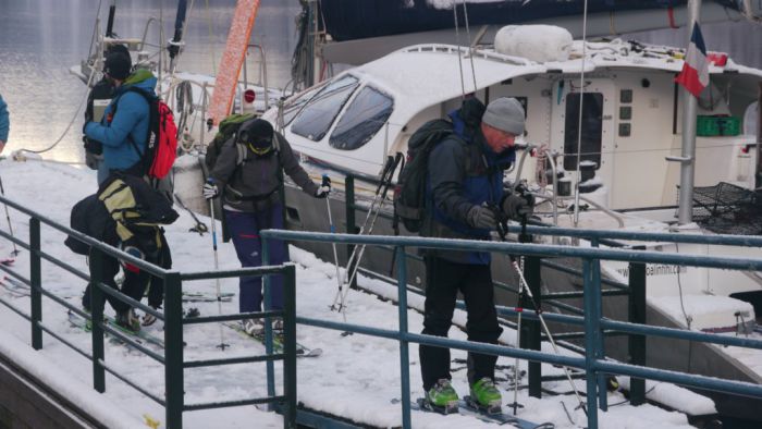 on chausse les skis sur le ponton