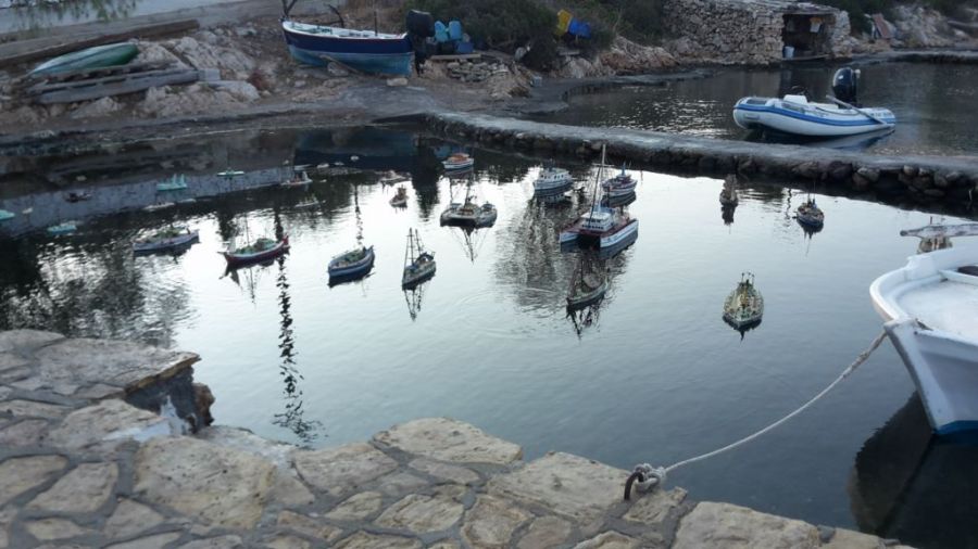 des maquettes dans le port de Lipsi