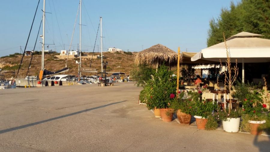 un port typiquement Grec. Zero amarré devant une taverna