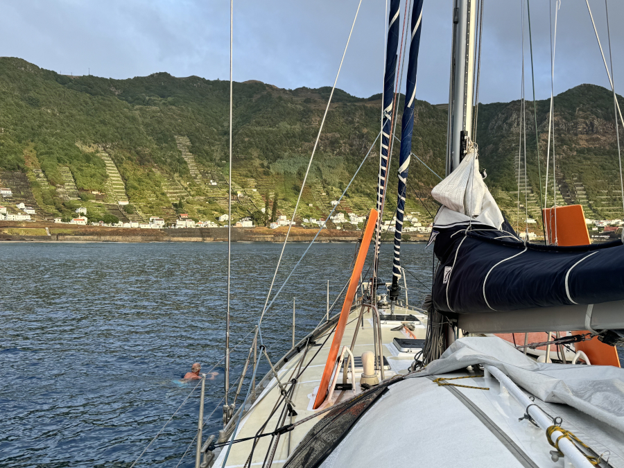 la magnifique baie de Sao Lourençao et ses pentes abruptes en espaliers