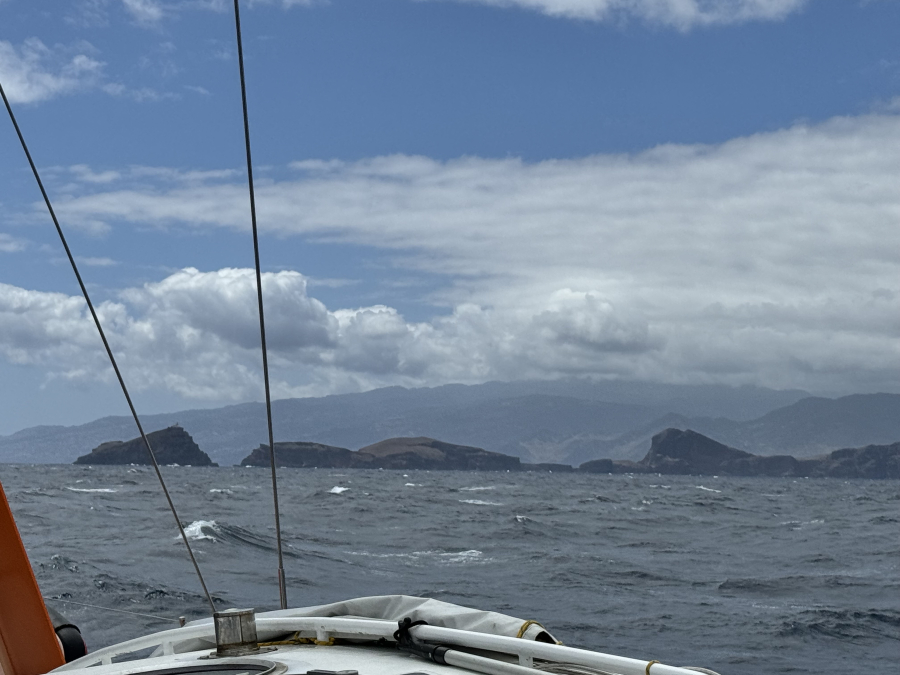 arrivée vers la très belle pointe E de Madère (Sao Lourenço). La baie d'Abra est seulement à quelques Miles mais beaucoup plus au calme!