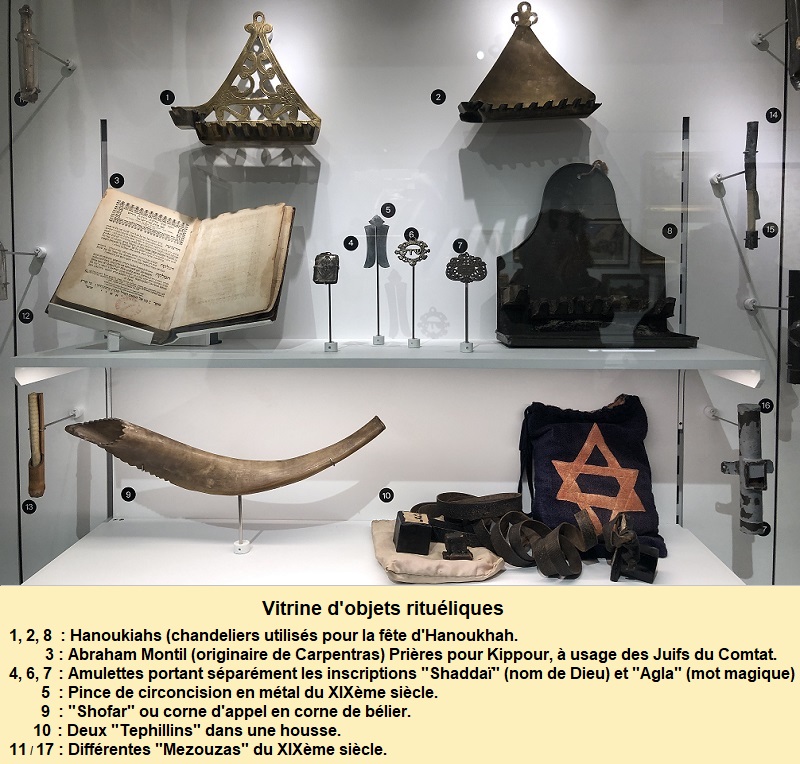 vitrine d'objets rituéliques.jpg