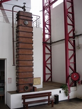 23 - 13 - Colonne de distillation au musée Stella MATUTINA.jpg