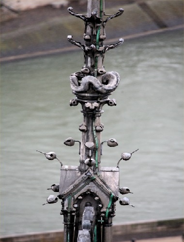C31 Vouivre sous la croix du choeur de Notre Dame.jpg