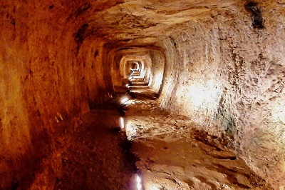 Tunnel d'Eupalinos.jpg