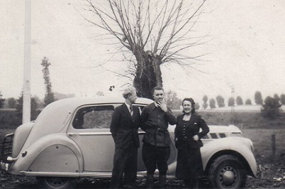 Marthe_et_Marc_devant_leur_Viva-Quatre_Gd_Sport_1936_400x266.jpg