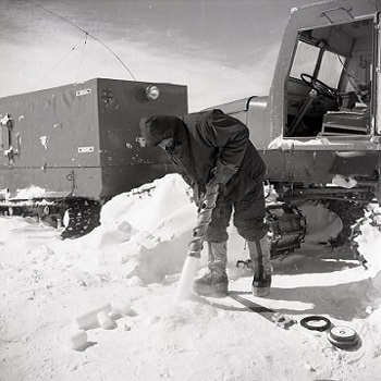 12 - 17 - station Charcot le glaciologue Claude Lorius démoule une carotte de glace..JPG