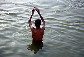 Bain rituel à Bénarès dans le Gange.jpg