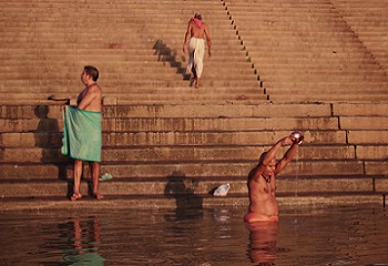 Bain rituel à Bénarès dans le Gange 350 x 240.jpg