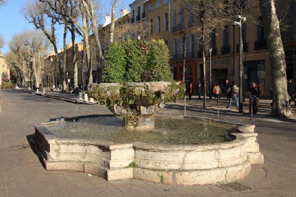 12 - fontaine-des-9-canons 600 x 400.jpg