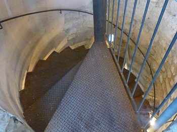 15 - 8 - Escalier de la tour de la galerie menant au chemin de ronde.jpg