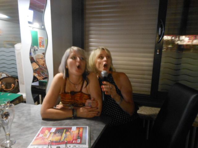 UN PEU DE KARAOKE