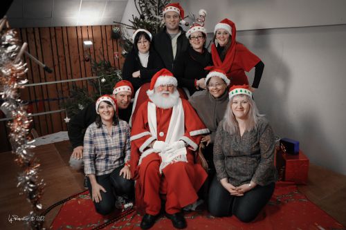 Papa Noël pose avec l'équipe APE et l'un des bénévoles du jour...