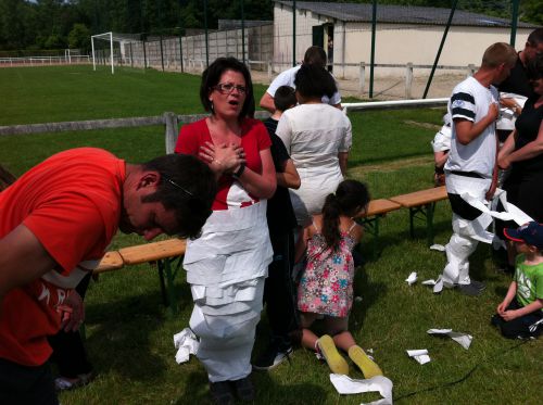 La momie rouge en pleine prière, c'est Nelly, notre trésorière adjointe !